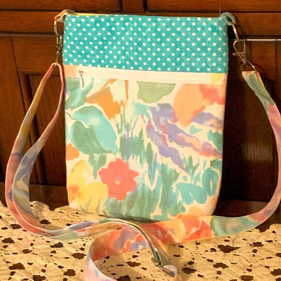Handmade Aqua Floral Cotton Crossbody Bag with Lining and Zippered Closure - Picture 3 of 10